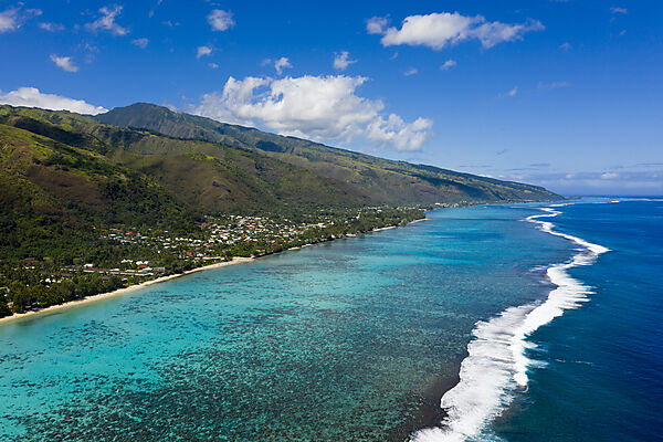 Luftaufnahme der Westkueste von Tahiti, Tahiti, Franzoesisch-Polynesien