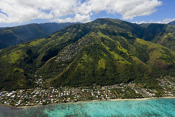 Luftaufnahme der Westkueste von Tahiti, Tahiti, Franzoesisch-Polynesien