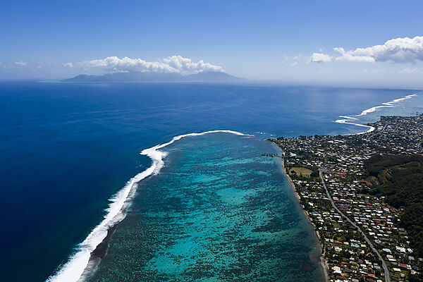 Luftaufnahme der Westkueste von Tahiti, Tahiti, Franzoesisch-Polynesien