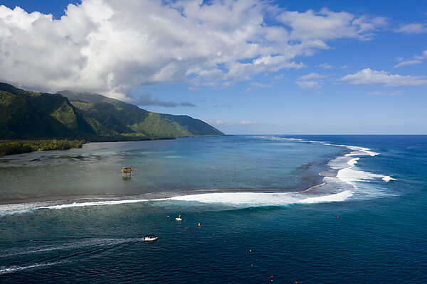 Luftaufnahme von Teahupoo, Tahiti, Franzoesisch-Polynesien