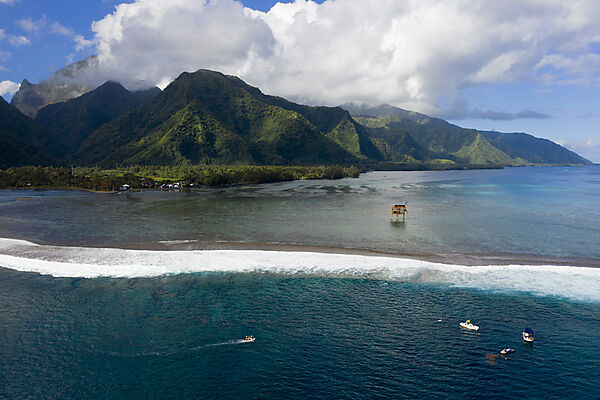 Luftaufnahme von Teahupoo, Tahiti, Franzoesisch-Polynesien