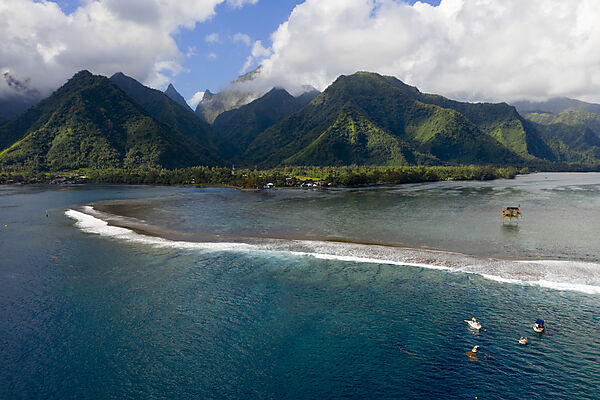 Luftaufnahme von Teahupoo, Tahiti, Franzoesisch-Polynesien