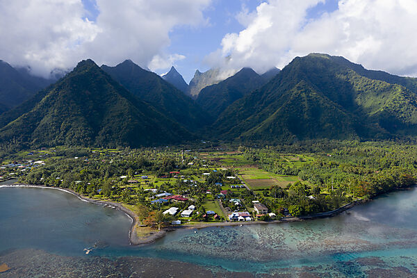 Luftaufnahme von Teahupoo, Tahiti, Franzoesisch-Polynesien
