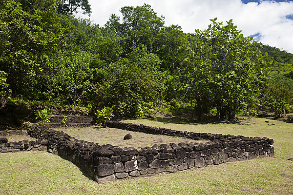 Uebereste der historischen Staette Marae Fare Hape, Tahiti, Tahiti, Franzoesisch-Polynesien