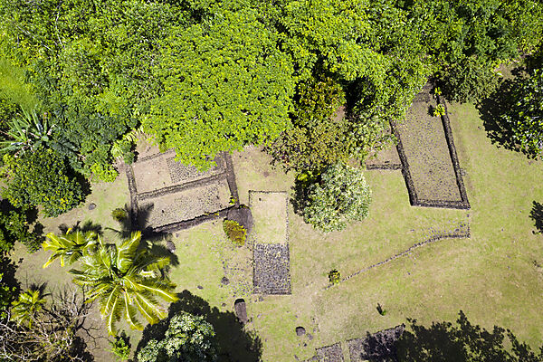 Uebereste der historischen Staette Marae Fare Hape, Tahiti, Tahiti, Franzoesisch-Polynesien