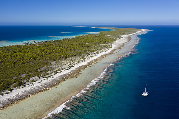 Catamaran at Apataki Atoll, Tuamotu Archipel, French Polynesia