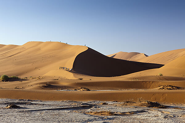 Touristen besteigen Big Daddy Duene, Namib Naukluft Park, Namibia