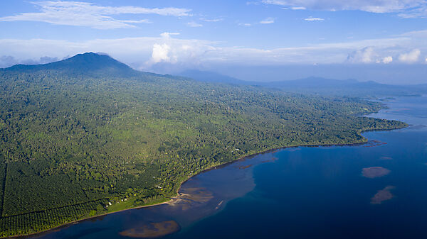Blick auf die Kueste der Kimbe Bay, New Britain, Papua Neuguinea