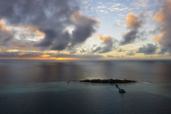 Ferieninsel im Sonnenuntergang, Nord Ari Atoll, Indischer Ozean, Malediven