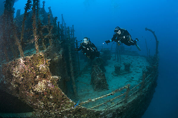 Taucher am Heck des Maldive Victory Wrack, Hulhule, Nord Male Atoll, Malediven