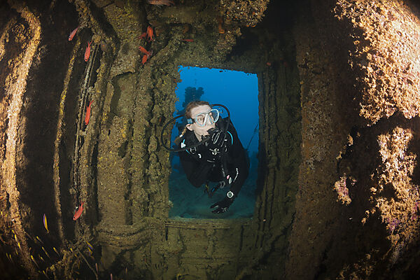 Taucher am Heck des Maldive Victory Wrack, Hulhule, Nord Male Atoll, Malediven