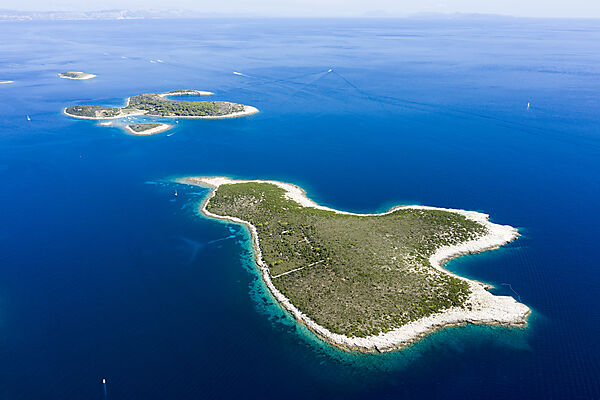 Inseln Ravnik und Budikovac an der Suedkueste von Vis, Mittelmeer, Kroatien