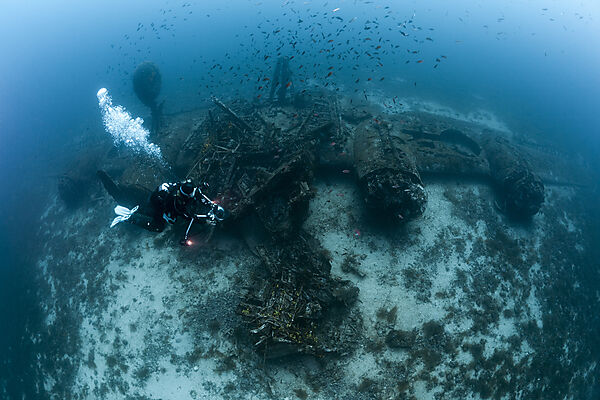 Taucher am B-24 Liberator Bomber Wrack, Insel Vis, Mittelmeer, Kroatien