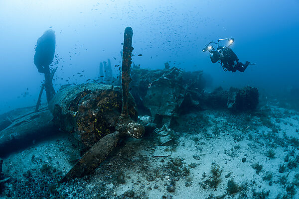 Taucher am B-24 Liberator Bomber Wrack, Insel Vis, Mittelmeer, Kroatien