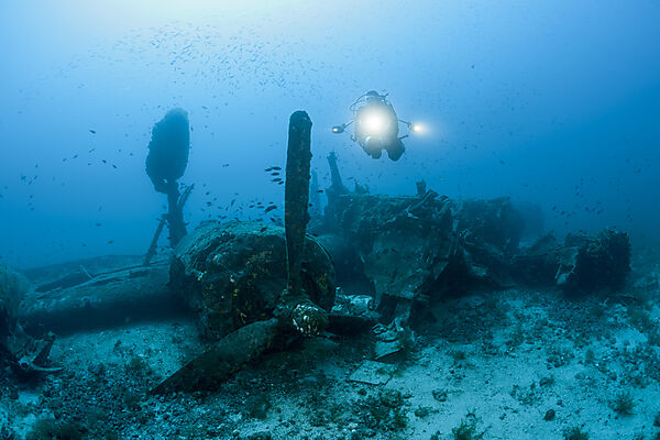 Taucher am B-24 Liberator Bomber Wrack, Insel Vis, Mittelmeer, Kroatien