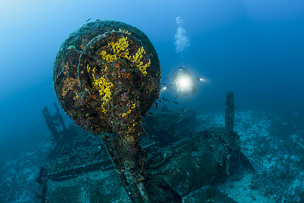 Taucher am B-24 Liberator Bomber Wrack, Insel Vis, Mittelmeer, Kroatien