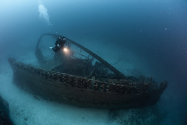 Taucher am Fortunal Wrack, Insel Vis, Mittelmeer, Kroatien
