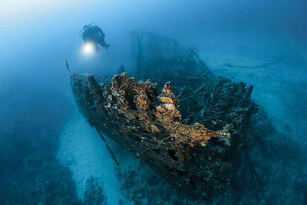 Taucher am Fortunal Wrack, Insel Vis, Mittelmeer, Kroatien