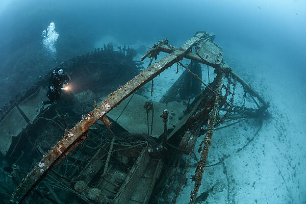 Taucher am Fortunal Wrack, Insel Vis, Mittelmeer, Kroatien