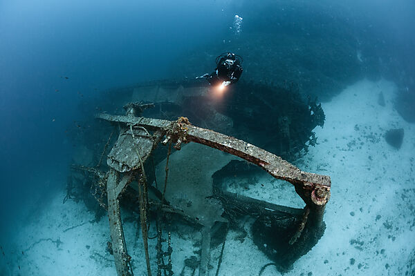 Taucher am Fortunal Wrack, Insel Vis, Mittelmeer, Kroatien