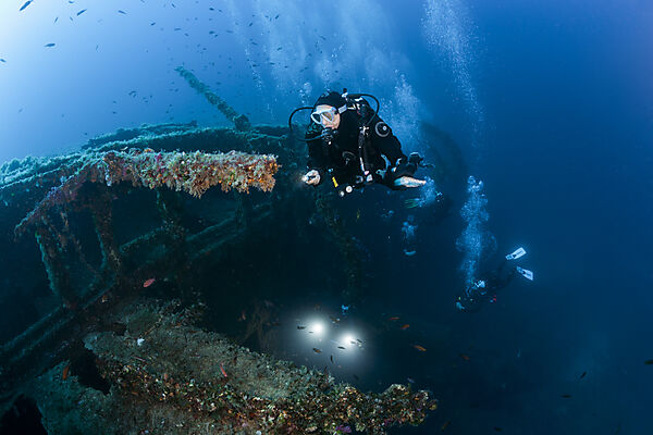 Taucher am Vassilios Wrack, Insel Vis, Mittelmeer, Kroatien