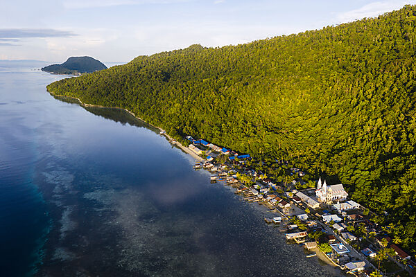 Luftaufnahme Yenbekwan Village, Raja Ampat, West Papua, Indonesien